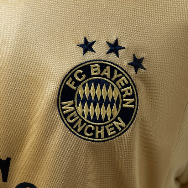 2004-05 BAYERN MUNICH AWAY