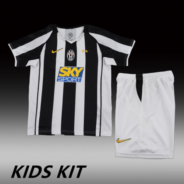 687a523212.jpg 2004-05 JUVENTUS HOME KIDS KIT