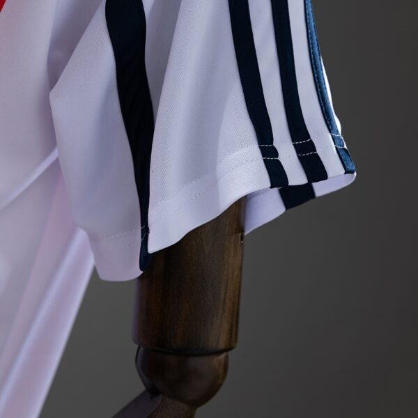 2000-02 BAYERN MUNICH AWAY