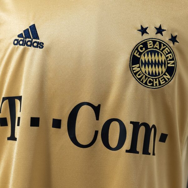 2004-05 BAYERN MUNICH AWAY