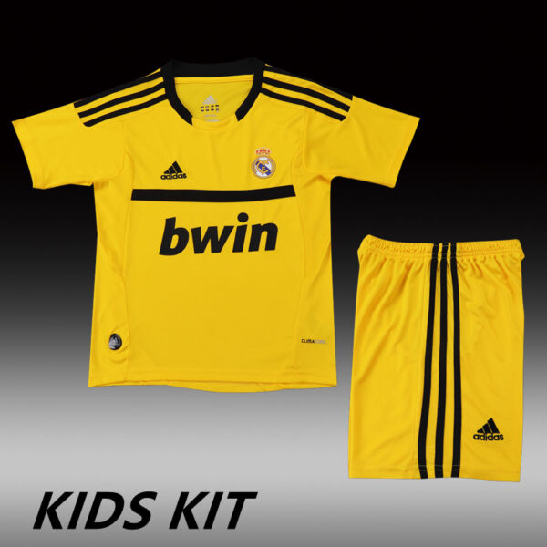 c90e1a4039.jpg 2011-12 REAL MADRID YELLOW GOALKEEPER KIDS KIT